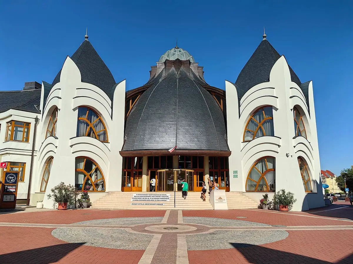 Imre Makovecz designed Hagymatikum bath building with slate domes and white towers in Makó