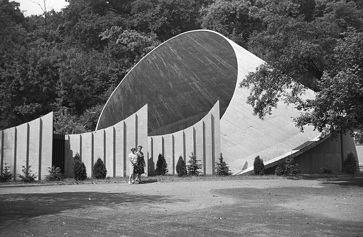 Historic black and white view of the shell shaped pool structure at the Barlangfürdő park