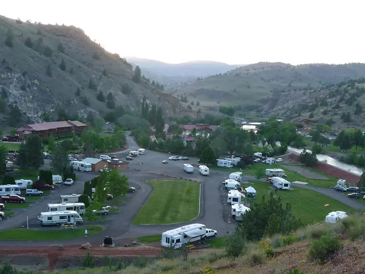 Kah Nee Ta Hot Springs Resort and campground with RVs on green lawns in a dry canyon valley