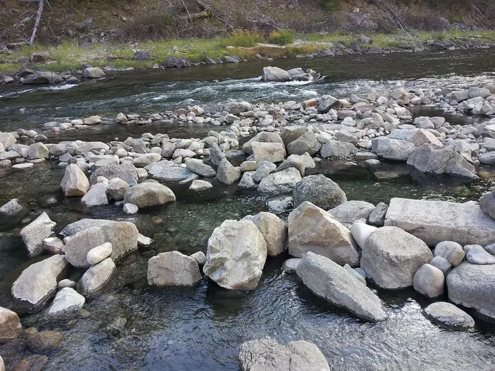 Boulder ringed soaking pools at the edge of the Salmon River at Sunbeam Hot Springs