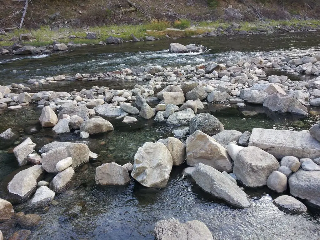 Boulder ringed soaking pools at the edge of the Salmon River at Sunbeam Hot Springs